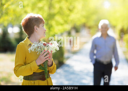Eine ältere Frau wartet auf ihren geliebten Mann zu nähern, ihre Stockfoto
