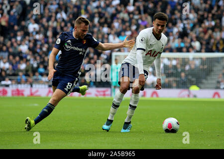 London, Großbritannien. Okt, 2019 19. Dele Alli von Tottenham Hotspur und Tom Cleverley von Watford während der Premier League Match zwischen den Tottenham Hotspur und Watford bei Tottenham Hotspur Stadion, London, England am 19. Oktober 2019. Foto von Tom Smeeth. Nur die redaktionelle Nutzung, eine Lizenz für die gewerbliche Nutzung erforderlich. Keine Verwendung in Wetten, Spiele oder einer einzelnen Verein/Liga/player Publikationen. Credit: UK Sport Pics Ltd/Alamy leben Nachrichten Stockfoto