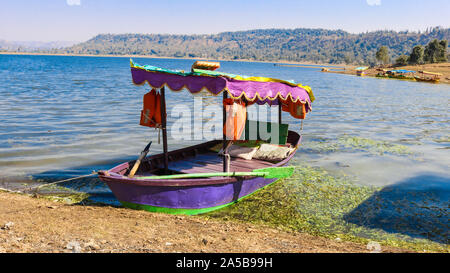 Dudhni See ist einer der landschaftlich schönsten und ruhige Atmosphäre mit dem riesigen Wasser im Gebiet der Union von Indien. Dudhni See ist etwa 40 km. Stockfoto