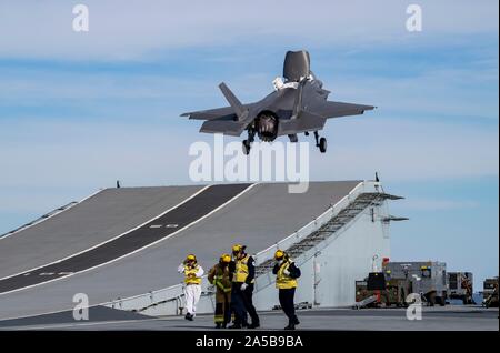 Die Royal Air Force F-35B Blitz Stealth Fighter Aircraft startet von der Flight Deck der HMS Queen Elizabeth während des Flugbetriebs am 17 Oktober, 2019 in den Atlantischen Ozean. HMS Queen Elizabeth, ist das größte Kriegsschiff der Royal Navy gebaut und wird derzeit zur Unterstützung der Übung eingesetzten WESTLANT 19. Stockfoto