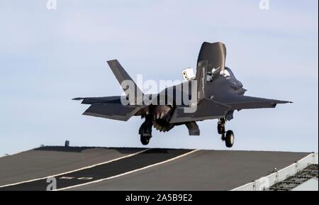 Die Royal Air Force F-35B Blitz Stealth Fighter Aircraft startet von der Flight Deck der HMS Queen Elizabeth während des Flugbetriebs am 17 Oktober, 2019 in den Atlantischen Ozean. HMS Queen Elizabeth, ist das größte Kriegsschiff der Royal Navy gebaut und wird derzeit zur Unterstützung der Übung eingesetzten WESTLANT 19. Stockfoto