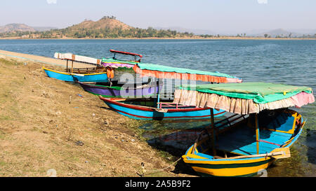 Dudhni See ist einer der landschaftlich schönsten und ruhige Atmosphäre mit dem riesigen Wasser im Gebiet der Union von Indien. Dudhni See ist etwa 40 km. Stockfoto