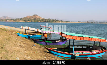 Dudhni See ist einer der landschaftlich schönsten und ruhige Atmosphäre mit dem riesigen Wasser im Gebiet der Union von Indien. Dudhni See ist etwa 40 km. Stockfoto