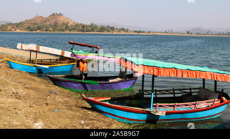 Dudhni See ist einer der landschaftlich schönsten und ruhige Atmosphäre mit dem riesigen Wasser im Gebiet der Union von Indien. Dudhni See ist etwa 40 km. Stockfoto