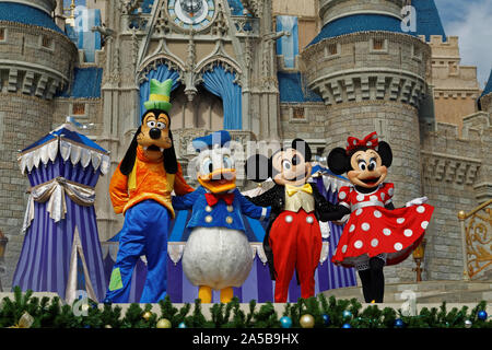 Mickey, Minnie, Goofy und Donald (Disney Hauptfiguren) tanzen in The Dreams come true im Magic Kingdom Orlando Florida, USA Stockfoto