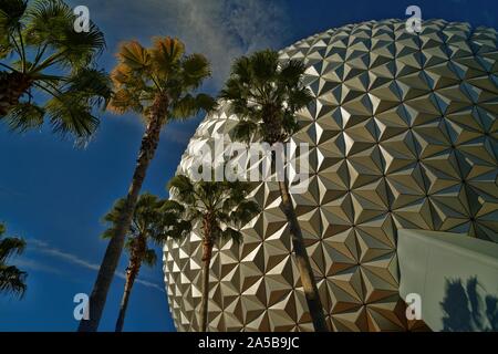 Das Kugelschiff Earth Attraction in Epcot in Walt Disney World in Orlando Florida mit Bäumen und Wolken am Himmel. Stockfoto