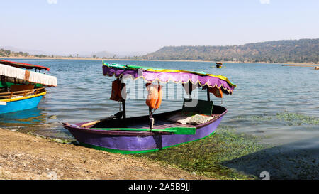 Dudhni See ist einer der landschaftlich schönsten und ruhige Atmosphäre mit dem riesigen Wasser im Gebiet der Union von Indien. Dudhni See ist etwa 40 km. Stockfoto