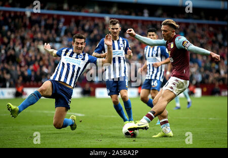 Aston Villa Jack Grealish (rechts) in Aktion während der Premier League Match in der Villa Park, Birmingham. Stockfoto