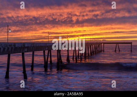 Feurigen Sonnenuntergang über Pacifica Municipal Pier. Stockfoto