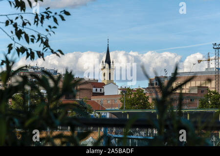 Madrid, Spanien, 22. September 2019. Blick auf eine Kirche aus einem Park in Chamberi Viertel geschlossen, Madrid, Spanien. Credit: Enrique Davó Stockfoto