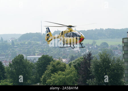 GERA, Deutschland - 29. Mai 2016: Adac Hubschrauber und Krankenwagen Stockfoto