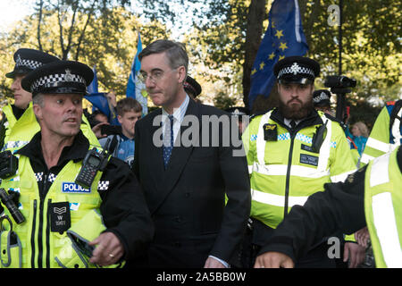 Jacob Rees-Mogg-Abgeordneter braucht Polizeischutz, als er nach der Brexit-Debatte am Super Samstag, 19. Oktober 2019 das Unterhaus verlässt. Bedrohliche verbale missbräuchliche Sprache, die bei Parlamentsabgeordneten, London England 2010s UK HOMER SYKES geschrien wurde Stockfoto