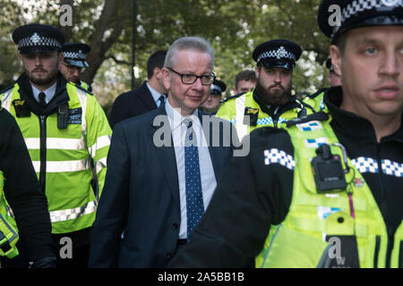 Michael Gove MP braucht Polizeischutz, wenn er das Unterhaus nach der Brexit-Debatte am Super Saturday 19. Oktober 2019 verlässt. Drohende verbale beleidigende Sprache, die Parlamentarier anschreit. 2010s HOMER SYKES Stockfoto