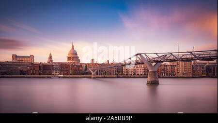 Die Millennium Bridge und St. Pauls Cathedral, London Stockfoto