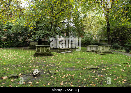 Gräber in St George's Gärten, Bloomsbury, London Stockfoto