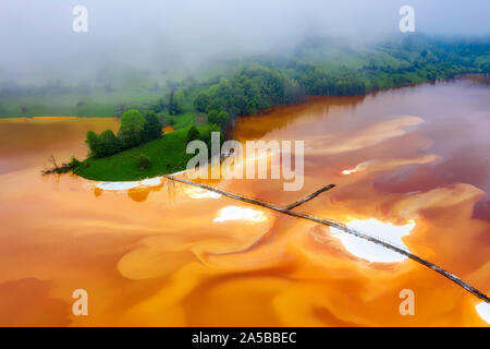 Geamana Dorf überschwemmt mit Abwasser aus dem Bergbau, Rumänien, im Mai 2019 getroffen Stockfoto