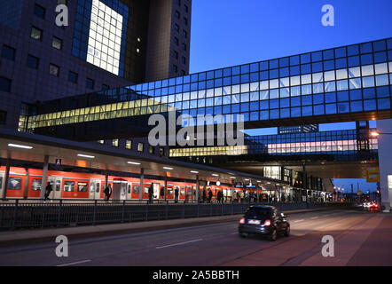 18. Oktober 2019, Hessen, Frankfurt/Main: Blick auf die Schauspielerin Bahnhof Frankfurt Messe. Foto: Jens Kalaene/dpa-Zentralbild/ZB Stockfoto