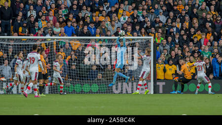 Wolverhampton, Großbritannien. Okt, 2019 19. ; Molineux Stadium, Wolverhampton, West Midlands, England; Englische Premier League Fußball, Wolverhampton Wanderers gegen Southampton; Angus Gunn von Southampton fängt den Ball, die von einer ausschließlich redaktionellen Nur verwenden. Keine Verwendung mit nicht autorisierten Audio-, Video-, Daten-, Spielpläne, Verein/liga Logos oder "live" Dienstleistungen. On-line-in-Match mit 120 Bildern beschränkt, kein Video-Emulation. Keine Verwendung in Wetten, Spiele oder einzelne Verein/Liga/player Publikationen Quelle: Aktion Plus Sport Bilder/Alamy leben Nachrichten Stockfoto