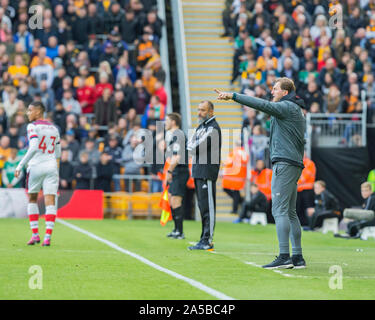 Wolverhampton, Großbritannien. Okt, 2019 19. ; Molineux Stadium, Wolverhampton, West Midlands, England; Englische Premier League Fußball, Wolverhampton Wanderers gegen Southampton, Southampton Manager Ralph Hasenhuttl erteilen Anweisungen an seine Spieler auf die Tonhöhe während des Spiels - Streng redaktionelle Verwendung. Keine Verwendung mit nicht autorisierten Audio-, Video-, Daten-, Spielpläne, Verein/liga Logos oder "live" Dienstleistungen. On-line-in-Match mit 120 Bildern beschränkt, kein Video-Emulation. Keine Verwendung in Wetten, Spiele oder einzelne Verein/Liga/player Publikationen Quelle: Aktion Plus Sport Bilder/Alamy leben Nachrichten Stockfoto