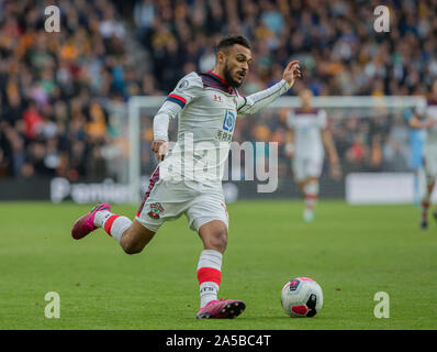 Wolverhampton, Großbritannien. Okt, 2019 19. ; Molineux Stadium, Wolverhampton, West Midlands, England; Englische Premier League Fußball, Wolverhampton Wanderers gegen Southampton; Sofiane Boufal von Southampton bereitet die Kugel - streng Redaktionelle nur verwenden zu überqueren. Keine Verwendung mit nicht autorisierten Audio-, Video-, Daten-, Spielpläne, Verein/liga Logos oder "live" Dienstleistungen. On-line-in-Match mit 120 Bildern beschränkt, kein Video-Emulation. Keine Verwendung in Wetten, Spiele oder einzelne Verein/Liga/player Publikationen Quelle: Aktion Plus Sport Bilder/Alamy leben Nachrichten Stockfoto