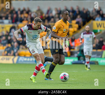 Wolverhampton, Großbritannien. Okt, 2019 19. ; Molineux Stadium, Wolverhampton, West Midlands, England; Englische Premier League Fußball, Wolverhampton Wanderers gegen Southampton; Danny Ings von Southampton zählen in der 53. Minute für 0-1-Streng redaktionelle Verwendung. Keine Verwendung mit nicht autorisierten Audio-, Video-, Daten-, Spielpläne, Verein/liga Logos oder "live" Dienstleistungen. On-line-in-Match mit 120 Bildern beschränkt, kein Video-Emulation. Keine Verwendung in Wetten, Spiele oder einzelne Verein/Liga/player Publikationen Quelle: Aktion Plus Sport Bilder/Alamy leben Nachrichten Stockfoto