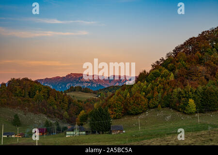 Herbst Sonnenuntergang in den Bergen Stockfoto