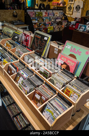 Liverpool, Merseyside, UK - 17. Oktober 2019: Einrichtung der 'Dig Vinyl' Musik Shop Verkauf von Vinyl, cds und Kleidung in Liverpool, Großbritannien. Stockfoto