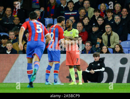 Der Selhurst Park, London, UK. Okt, 2019 19. ; Selhurst Park, London, England; Fußball der englischen Premier League, Crystal Palace gegen Manchester City; Joel Ward von Crystal Palace Plätze bis zu Raheem Sterling von Manchester City während der zweiten Hälfte - Streng redaktionelle Verwendung. Keine Verwendung mit nicht autorisierten Audio-, Video-, Daten-, Spielpläne, Verein/liga Logos oder "live" Dienstleistungen. On-line-in-Match mit 120 Bildern beschränkt, kein Video-Emulation. Keine Verwendung in Wetten, Spiele oder einzelne Verein/Liga/player Publikationen Quelle: Aktion plus Sport/Alamy leben Nachrichten Stockfoto