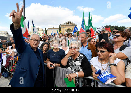 Rom, Italien. Okt, 2019 19. Mario Borghezio während der gemeinsamen Demonstration der rechten Mitte, die von der Liga auf der Piazza San Giovanni in Rom organisiert (Luigi Mistrulli/Fotogramma, Rom - 2019-10-19) p.s. La foto e 'utilizzabile nel rispetto del contesto in Cui e' Stata scattata, e senza intento diffamatorio del decoro delle Persone rappresentate Credit: Unabhängige Fotoagentur Srl/Alamy leben Nachrichten Stockfoto