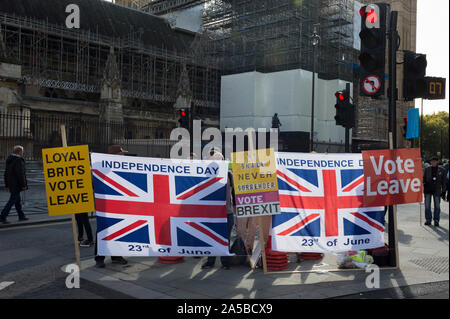 An dem Tag, an dem die Mitglieder des Parlaments saß auf einem Samstag (das erste Mal seit 37 Jahren und betitelt uper Samstag"), um für Premierminister Boris Johnson's Brexit Abkommen mit der EU in Brüssel abzustimmen, Brexiters gegen eine Union Jack, während eine Million Remainers (laut Veranstalter) durch die Hauptstadt marschierten ihre Opposition gegen eine Brexit zu Stimme und fordert eine Abstimmung der Völker, am 19. Oktober 2019, in London, England. Stockfoto