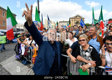 Rom, Italien. Okt, 2019 19. Mario Borghezio während der gemeinsamen Demonstration der rechten Mitte, die von der Liga auf der Piazza San Giovanni in Rom organisiert (Luigi Mistrulli/Fotogramma, Rom - 2019-10-19) p.s. La foto e 'utilizzabile nel rispetto del contesto in Cui e' Stata scattata, e senza intento diffamatorio del decoro delle Persone rappresentate Credit: Unabhängige Fotoagentur Srl/Alamy leben Nachrichten Stockfoto