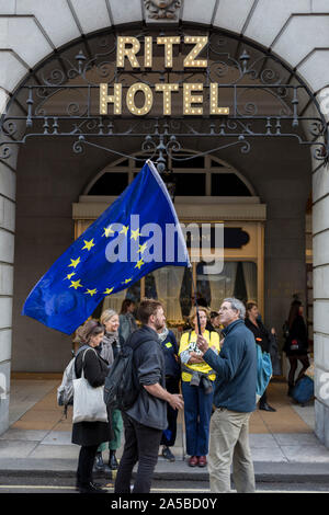 An dem Tag, an dem die Mitglieder des Parlaments saß auf einem Samstag (das erste Mal seit 37 Jahren und betitelt uper Samstag"), um für Premierminister Boris Johnson's Brexit Abkommen mit der EU in Brüssel, eine Million Remainers (laut Veranstalter) marschierten durch die Hauptstadt ihre Opposition gegen eine Brexit Stimme zu Stimme und rufen zu einer Abstimmung der Völker, am 19. Oktober 2019, in London, England. Stockfoto