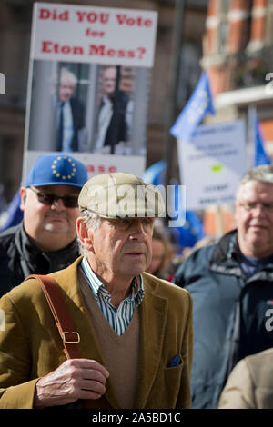 An dem Tag, an dem die Mitglieder des Parlaments saß auf einem Samstag (das erste Mal seit 37 Jahren und betitelt uper Samstag"), um für Premierminister Boris Johnson's Brexit Abkommen mit der EU in Brüssel, eine Million Remainers (laut Veranstalter) marschierten durch die Hauptstadt ihre Opposition gegen eine Brexit Stimme zu Stimme und rufen zu einer Abstimmung der Völker, am 19. Oktober 2019, in London, England. Stockfoto