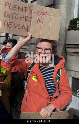 An dem Tag, an dem die Mitglieder des Parlaments saß auf einem Samstag (das erste Mal seit 37 Jahren und betitelt uper Samstag"), um für Premierminister Boris Johnson's Brexit Abkommen mit der EU in Brüssel, eine Million Remainers (laut Veranstalter) marschierten durch die Hauptstadt ihre Opposition gegen eine Brexit Stimme zu Stimme und rufen zu einer Abstimmung der Völker, am 19. Oktober 2019, in London, England. Stockfoto