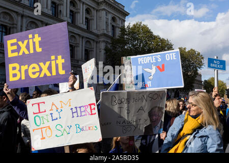 An dem Tag, an dem die Mitglieder des Parlaments saß auf einem Samstag (das erste Mal seit 37 Jahren und betitelt uper Samstag"), um für Premierminister Boris Johnson's Brexit Abkommen mit der EU in Brüssel, eine Million Remainers (laut Veranstalter) marschierten durch die Hauptstadt ihre Opposition gegen eine Brexit Stimme zu Stimme und rufen zu einer Abstimmung der Völker, am 19. Oktober 2019, in London, England. Stockfoto