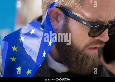 An dem Tag, an dem die Mitglieder des Parlaments saß auf einem Samstag (das erste Mal seit 37 Jahren und betitelt uper Samstag"), um für Premierminister Boris Johnson's Brexit Abkommen mit der EU in Brüssel, eine Million Remainers (laut Veranstalter) marschierten durch die Hauptstadt ihre Opposition gegen eine Brexit Stimme zu Stimme und rufen zu einer Abstimmung der Völker, am 19. Oktober 2019, in London, England. Stockfoto