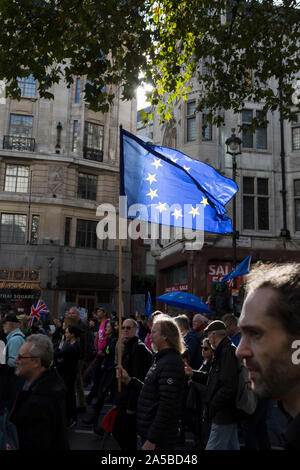 An dem Tag, an dem die Mitglieder des Parlaments saß auf einem Samstag (das erste Mal seit 37 Jahren und betitelt uper Samstag"), um für Premierminister Boris Johnson's Brexit Abkommen mit der EU in Brüssel, eine Million Remainers (laut Veranstalter) marschierten durch die Hauptstadt ihre Opposition gegen eine Brexit Stimme zu Stimme und rufen zu einer Abstimmung der Völker, am 19. Oktober 2019, in London, England. Stockfoto