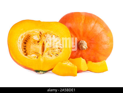 Farbe Orange hokkaido Kürbisse ganze halbiert und Schichten auf Weiß Stockfoto