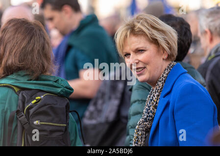 Mitglieder sind aus dem Parlament ausscheiden nach dem Sitzen am Wochenende zum ersten Mal seit April 1982 zur Debatte über Premierminister Boris Johnson's Brexit beschäftigen und abstimmen. Die Demonstranten versammelten sich vor. MP Anna Soubry zu Fuß durch die Menge Stockfoto