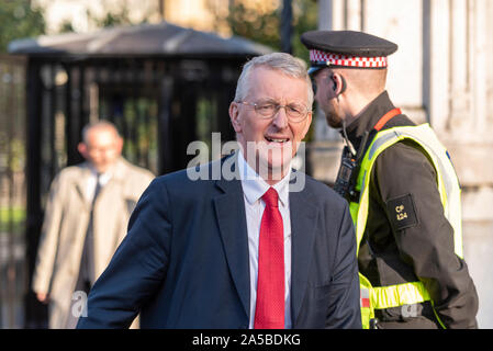 Mitglieder sind aus dem Parlament ausscheiden nach dem Sitzen am Wochenende zum ersten Mal seit April 1982 zur Debatte über Premierminister Boris Johnson's Brexit beschäftigen und abstimmen. Die Demonstranten versammelten sich vor. MP Hilary Benn verlassen Stockfoto