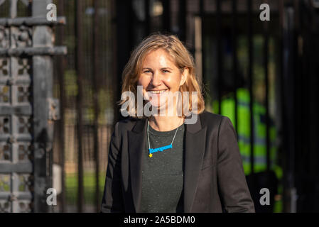 Mitglieder sind aus dem Parlament ausscheiden nach dem Sitzen am Wochenende zum ersten Mal seit April 1982 zur Debatte über Premierminister Boris Johnson's Brexit beschäftigen und abstimmen. Die Demonstranten versammelten sich vor. MP Anna McMorrin Stockfoto