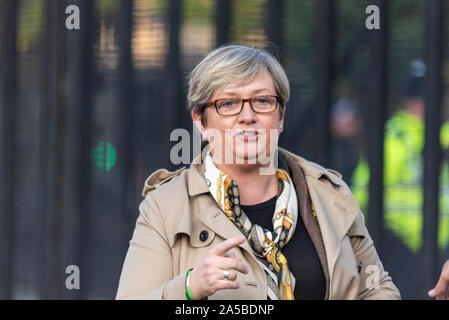 Mitglieder sind aus dem Parlament ausscheiden nach dem Sitzen am Wochenende zum ersten Mal seit April 1982 zur Debatte über Premierminister Boris Johnson's Brexit beschäftigen und abstimmen. Joanna Cherry MP verlassen Stockfoto