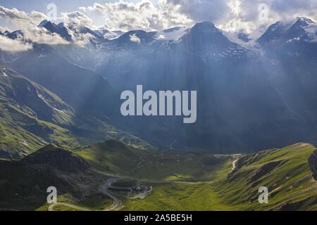 Luftaufnahme der Großglockner-Alpenstraße unter Wolken Himmel in Österreich Stockfoto