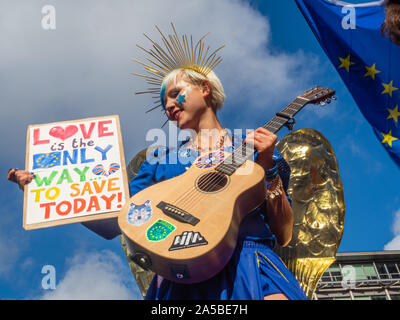 London, Großbritannien. 19. Oktober 2019. EU Supergirl Madeleina Kay. Eine riesige Menschenmenge versammelt sich auf Park Lane für die People's Choice März Aufruf für ein Referendum über die Brexit ausgehandelt von Boris Johnson. Sie sagen, daß wir wissen jetzt mehr über was Brexit bedeuten würde, die Öffentlichkeit müssen aufgefordert werden, eine informierte Entscheidung darüber, ob Europa verlassen zu müssen. Viele deutlich gemacht, ihren Wunsch in der EU, das ist ein weitaus besseres tun, als Johnson ausgehandelt hat und dass Sie die Tories nicht vertrauen nicht eine "No Deal" Ausfahrt auszuüben, wenn erlaubt, voran zu gehen. Peter Marshall / alamy Leben Nachrichten Stockfoto