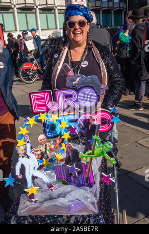 London, Großbritannien. 19. Oktober 2019. Eine Frau hält Ihren Euro Disco Anzeige der Politiker. Eine riesige Menschenmenge versammelt sich auf Park Lane für die People's Choice März Aufruf für ein Referendum über die Brexit ausgehandelt von Boris Johnson. Sie sagen, daß wir wissen jetzt mehr über was Brexit bedeuten würde, die Öffentlichkeit müssen aufgefordert werden, eine informierte Entscheidung darüber, ob Europa verlassen zu müssen. Viele deutlich gemacht, ihren Wunsch in der EU, das ist ein weitaus besseres tun, als Johnson ausgehandelt hat und dass Sie die Tories nicht vertrauen nicht eine "No Deal" Ausfahrt auszuüben, wenn erlaubt, voran zu gehen. Peter Marshall / alamy Leben Nachrichten Stockfoto