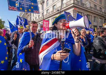 London, Großbritannien. 19. Oktober 2019. Eine riesige Menschenmenge Märsche von Park Lane Parlaments in den People's Choice März Aufruf für ein Referendum über die Brexit ausgehandelt von Boris Johnson. Sie sagen, daß wir wissen jetzt mehr über was Brexit bedeuten würde, die Öffentlichkeit müssen aufgefordert werden, eine informierte Entscheidung darüber, ob Europa verlassen zu müssen. Viele deutlich gemacht, ihren Wunsch in der EU, das ist ein weitaus besseres tun, als Johnson ausgehandelt hat und dass Sie die Tories nicht vertrauen nicht eine "No Deal" Ausfahrt auszuüben, wenn erlaubt, voran zu gehen. Peter Marshall / alamy Leben Nachrichten Stockfoto