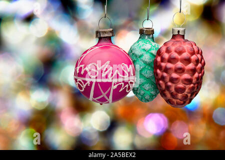 Überlappende Kreise und Formen mit drei alten Xmass Kugeln ornement Stockfoto