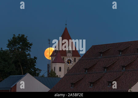 Vollmond über die Dächer und Türme von Regensburg, Deutschland Stockfoto