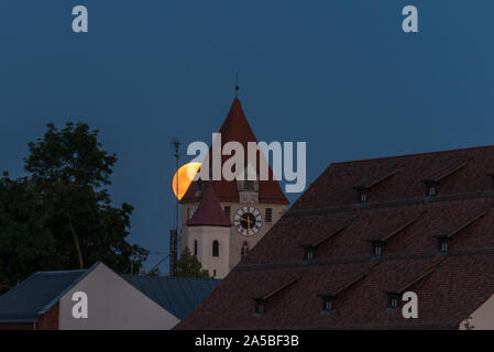 Vollmond über die Dächer und Türme von Regensburg, Deutschland Stockfoto