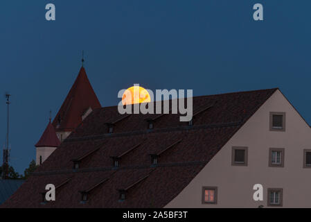 Vollmond über die Dächer und Türme von Regensburg, Deutschland Stockfoto